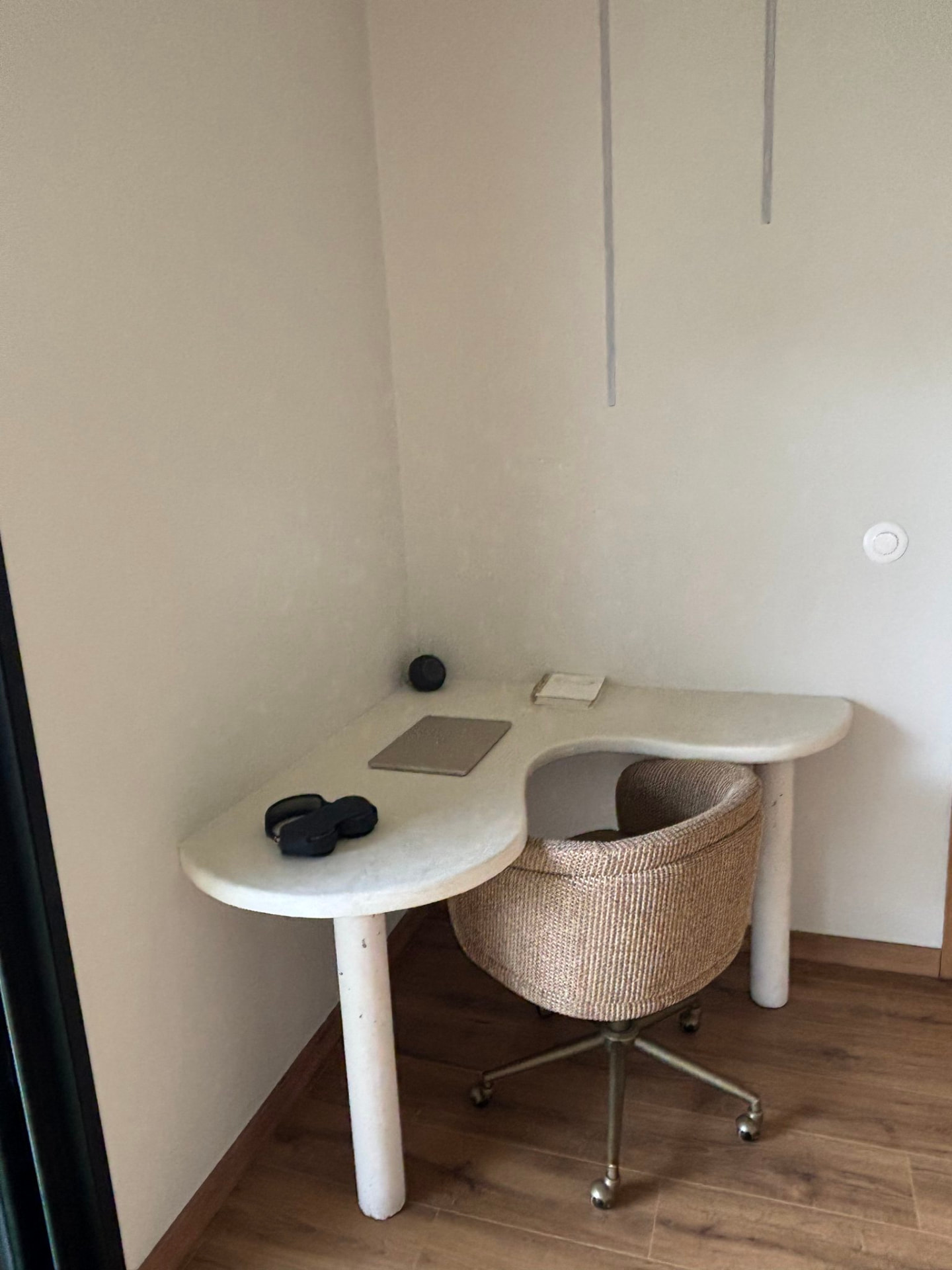 Bureau d'angle en béton ciré dans une chambre