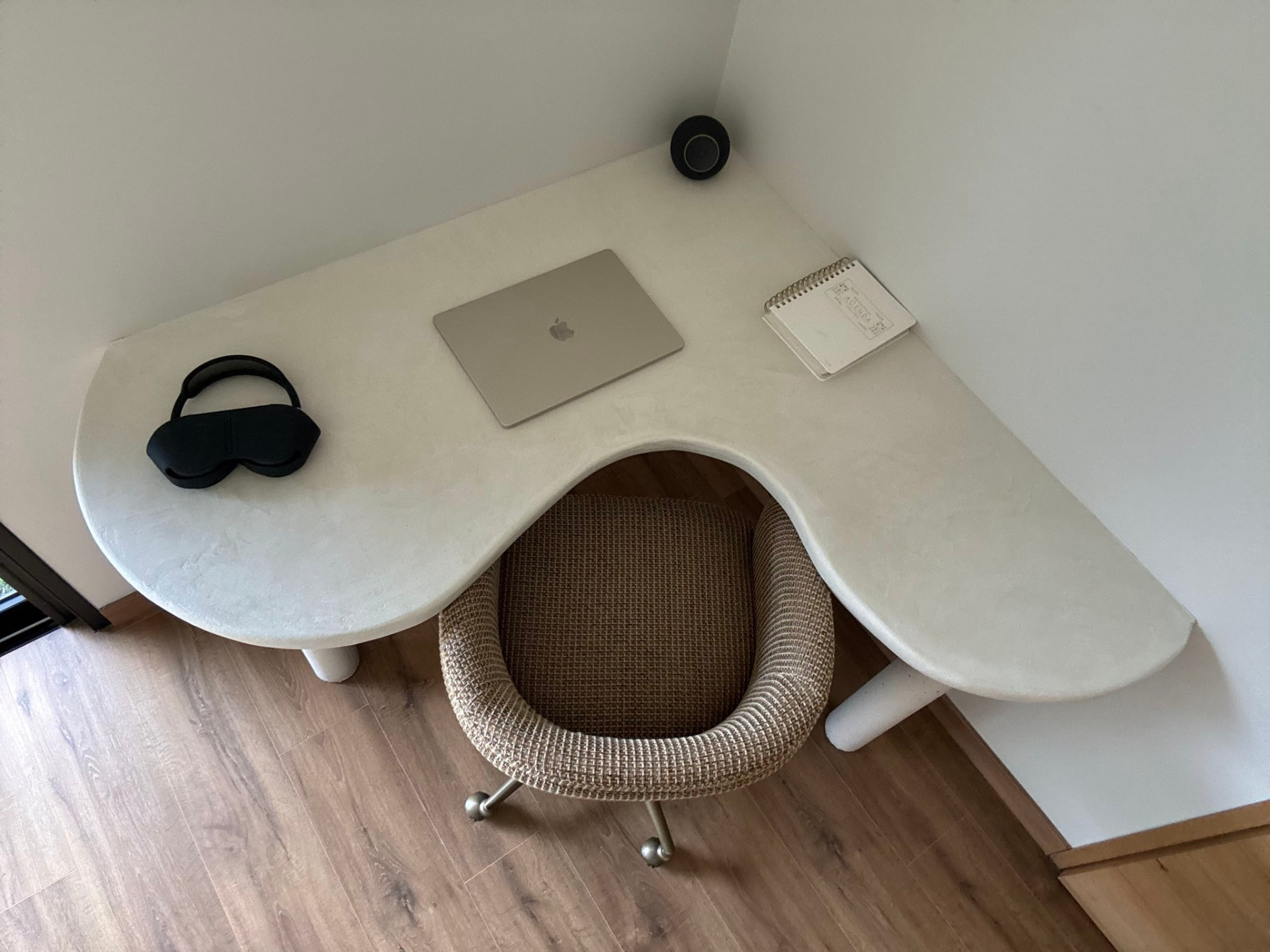 Bureau sur mesure en béton ciré de forme organique