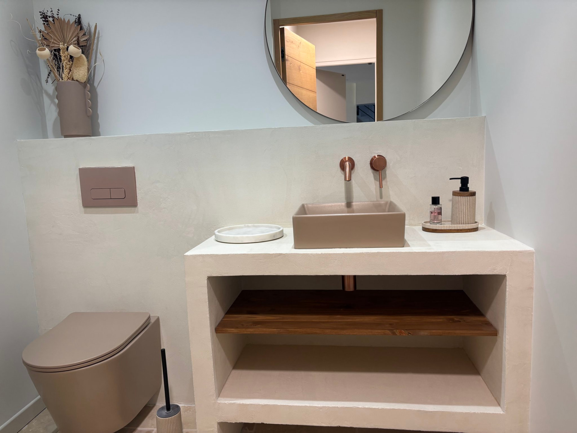 Meuble vasque en béton ciré et WC suspendu