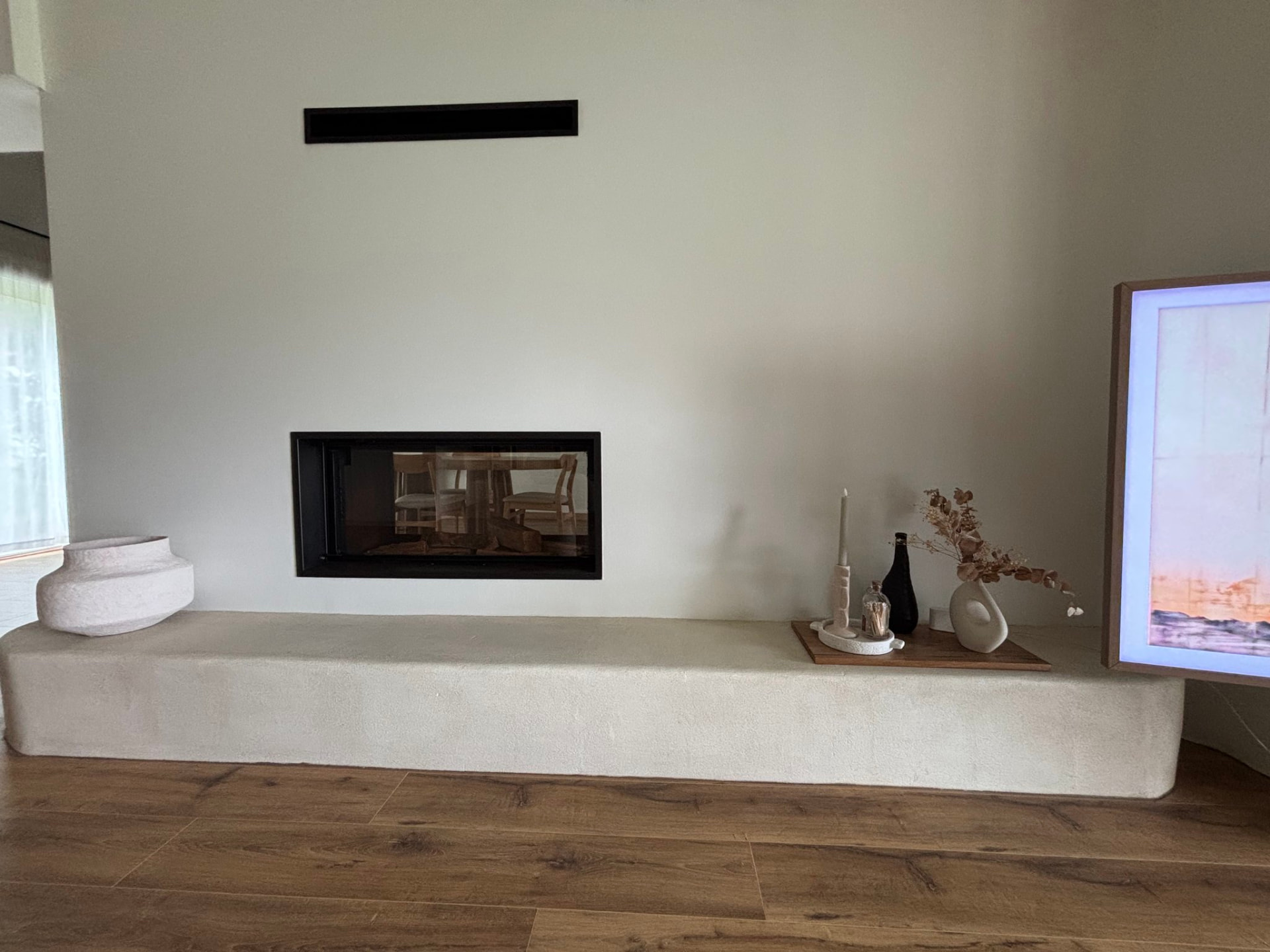 Cheminée encastrée et banquette en béton ciré