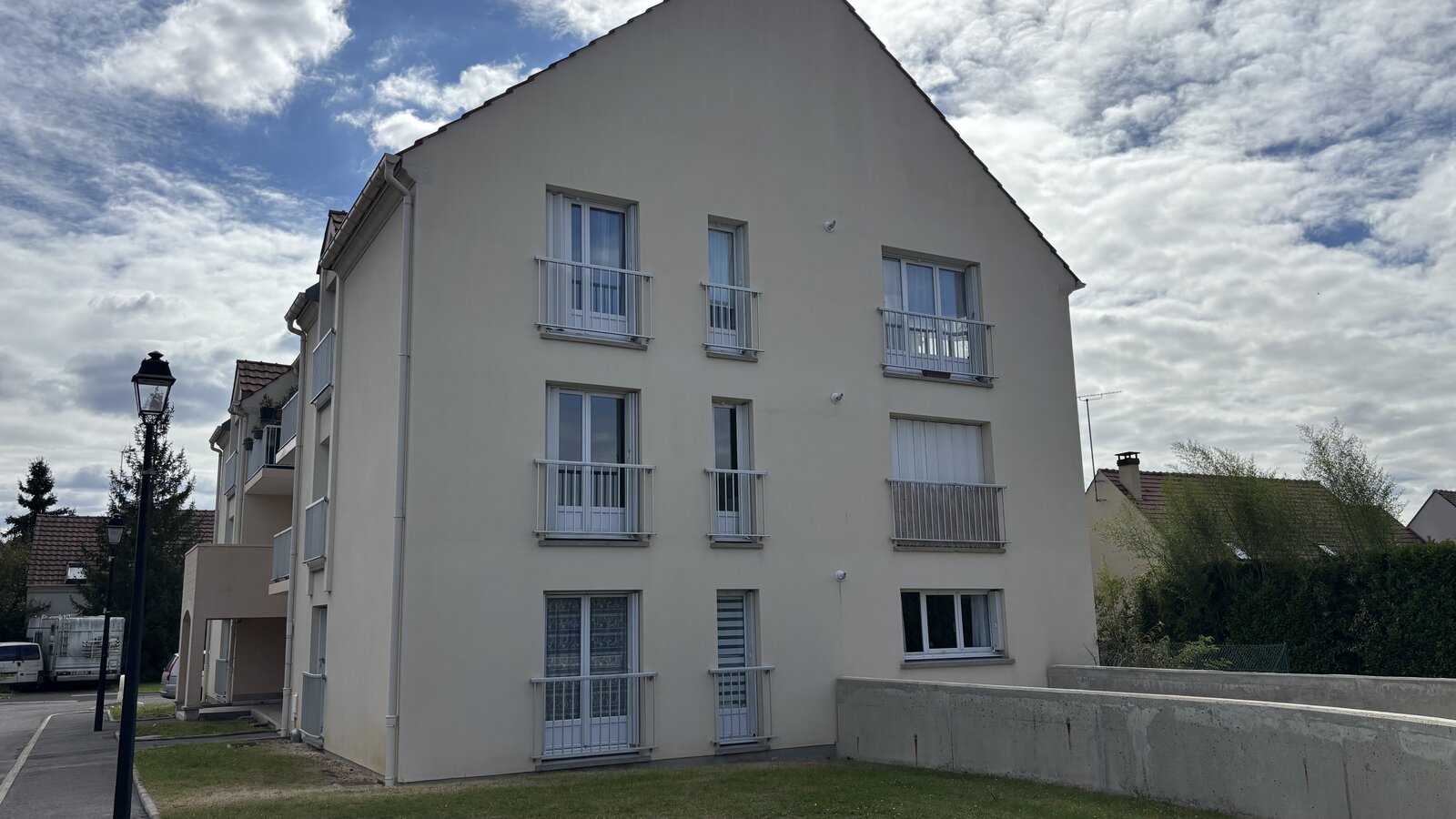 Pignon de la résidence collective de Clairoix après nettoyage de façade, coulures et salissures éliminées