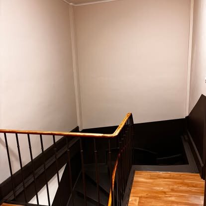 Cage d'escalier repeinte dans un logement social à Ressons-sur-Matz