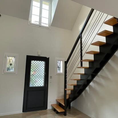 Hall d'entrée avec escalier métal et bois après peinture complète à Goincourt