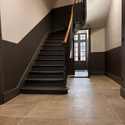 Hall spacieux d'immeuble de logements sociaux peint en clair et brun, Ressons-sur-Matz