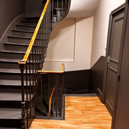 Escalier rénové avec main courante en bois verni, Ressons-sur-Matz