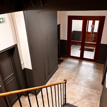 Hall d'entrée d'immeuble peint en bi-colore avec sol rénové, Ressons-sur-Matz