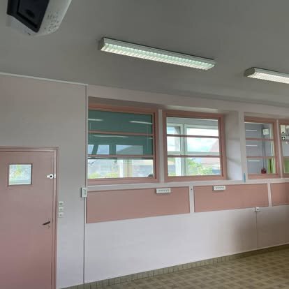 Couloir école repeint en rose poudré et blanc, Goincourt