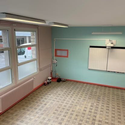 Salle de classe repeinte avec tableau blanc lumineux, Goincourt