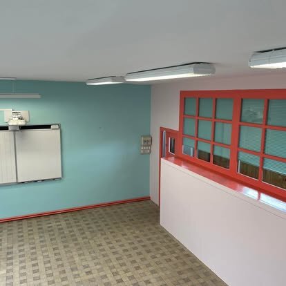 Salle de classe repeinte en vert menthe, Goincourt