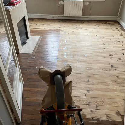 Parquet ancien usé d'un appartement du centre-ville de Beauvais avant ponçage