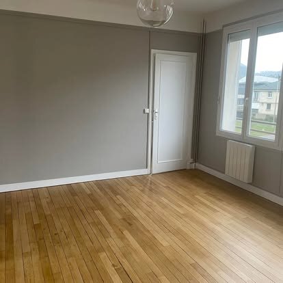 Grand salon avec parquet poncé et vitrifié à Beauvais centre-ville