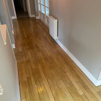 Couloir d'appartement à Beauvais avec parquet transformé par la vitrification