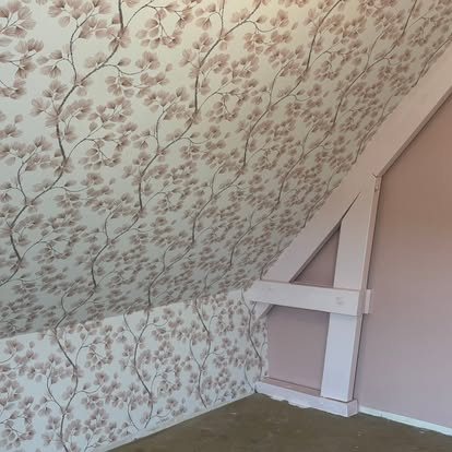 Chambre avec papier peint floral posé à Goincourt