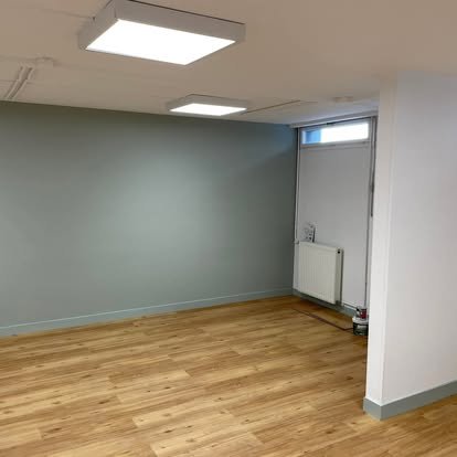 Bureaux rénovés à Beauvais, peinture claire et sol PVC neuf