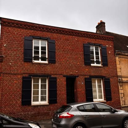 Pignon maison recouvert d'enduit blanc à Auneuil