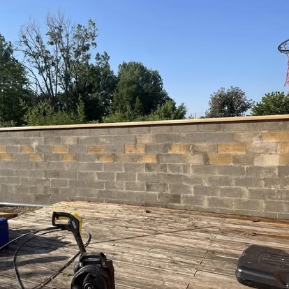 Mur en bloc béton dégradé avant ravalement à Goincourt