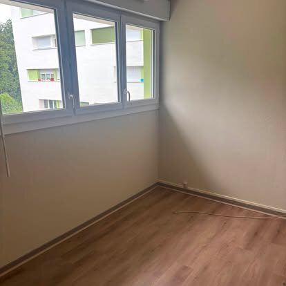 Chambre reprise avec peinture blanche et sol neuf dans logement COALLIA à Montataire