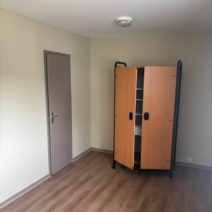 Deuxième chambre rénovée avec peinture claire et revêtement sol, Montataire