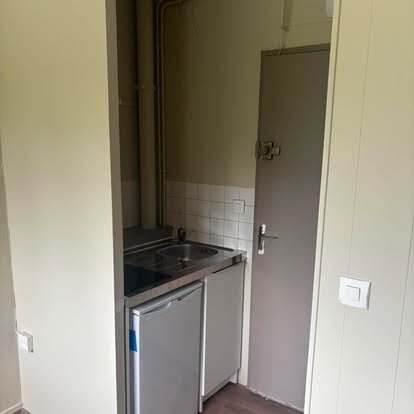 Kitchenette repeinte et rénovée dans logement social COALLIA, Montataire