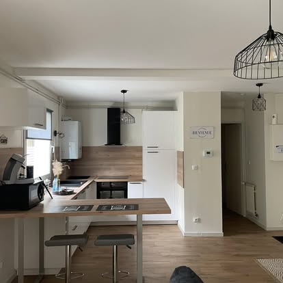 Studio rénové à Beauvais avec cuisine ouverte et sols neufs
