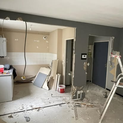Studio de Beauvais avant rénovation complète, cloisons et sols d'origine
