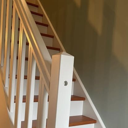 Escalier en bois repeint en blanc avec rampe moderne à Saint-Martin-le-Nœud